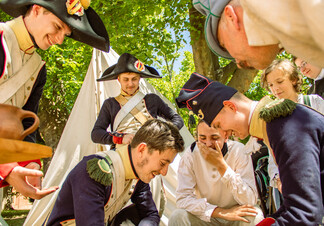 Vojáci si na nádvoří Invalidovny užívají volné chvíle hraním šachu | © Alžběta Ivančenko