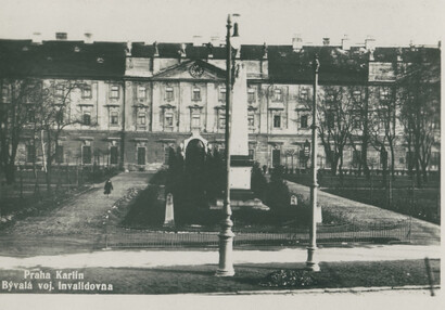 Pohlednice průčelí Invalidovny a přilehlý park  | © archiv Invalidovny